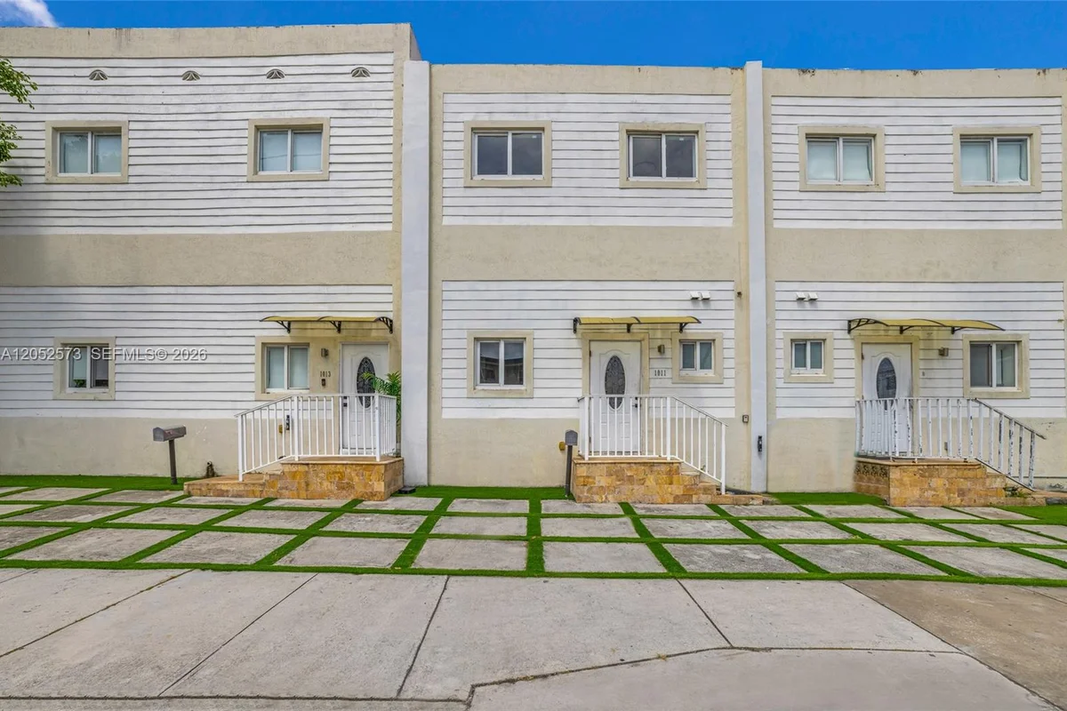 1011 SW 7th St #2, Miami: photo 1 of 31