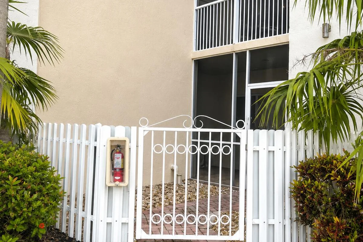 7775 Yardley Dr #115, Tamarac: photo 1 of 17