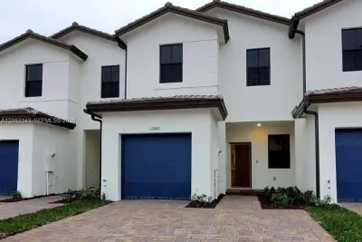 12880 SW 231st St, Miami: photo 1 of 17