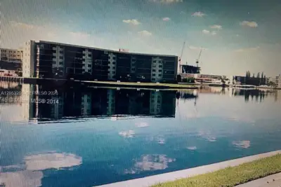 Condo in Aventura: photo 1 of 18