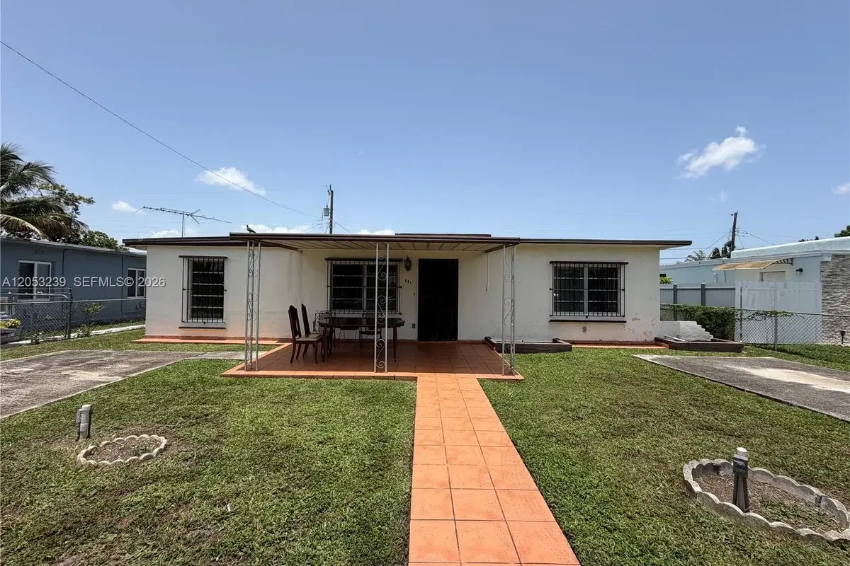 881 E 14th St, Hialeah: photo 1 of 23