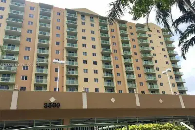 3500 Coral Way #406, Miami: photo 1 of 10