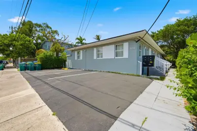 101 NW 74th St #3, Miami: photo 1 of 11