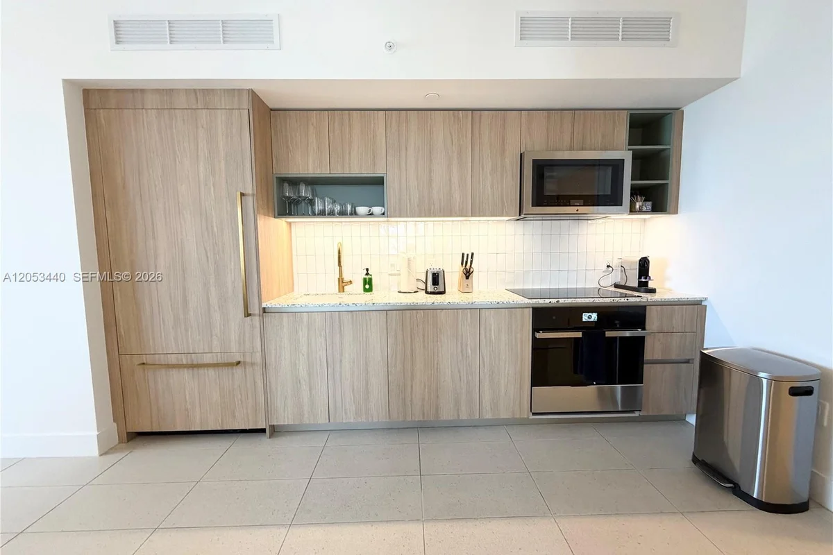 159 NE 6th St #3215, Miami: photo 1 of 41