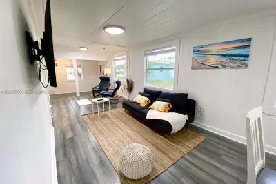 342 NW 7th Ave, Delray Beach: photo 1 of 16
