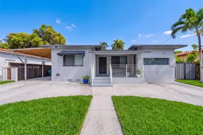 2360 SW 2nd St, Miami: photo 1 of 26