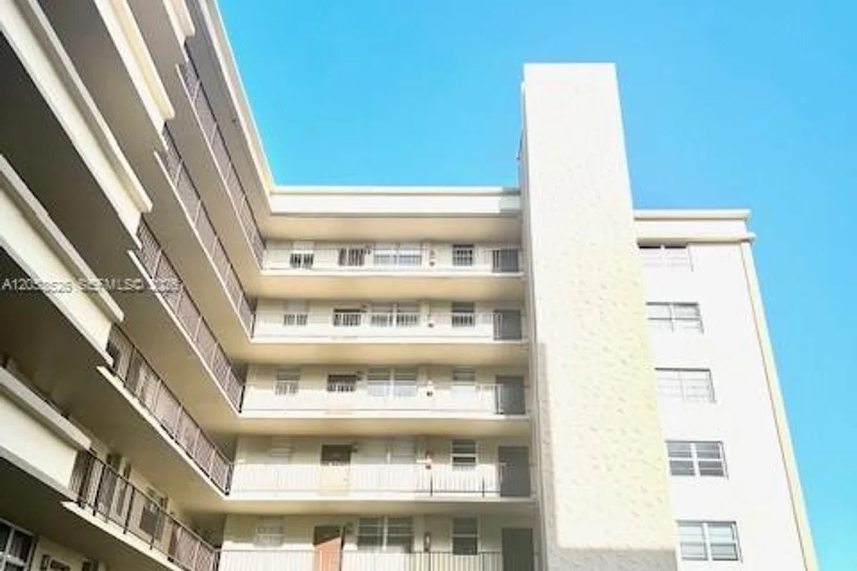 1811 Jefferson St #210, Hollywood: photo 1 of 14