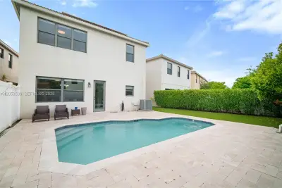 918 NE 191st St, Miami: photo 1 of 39