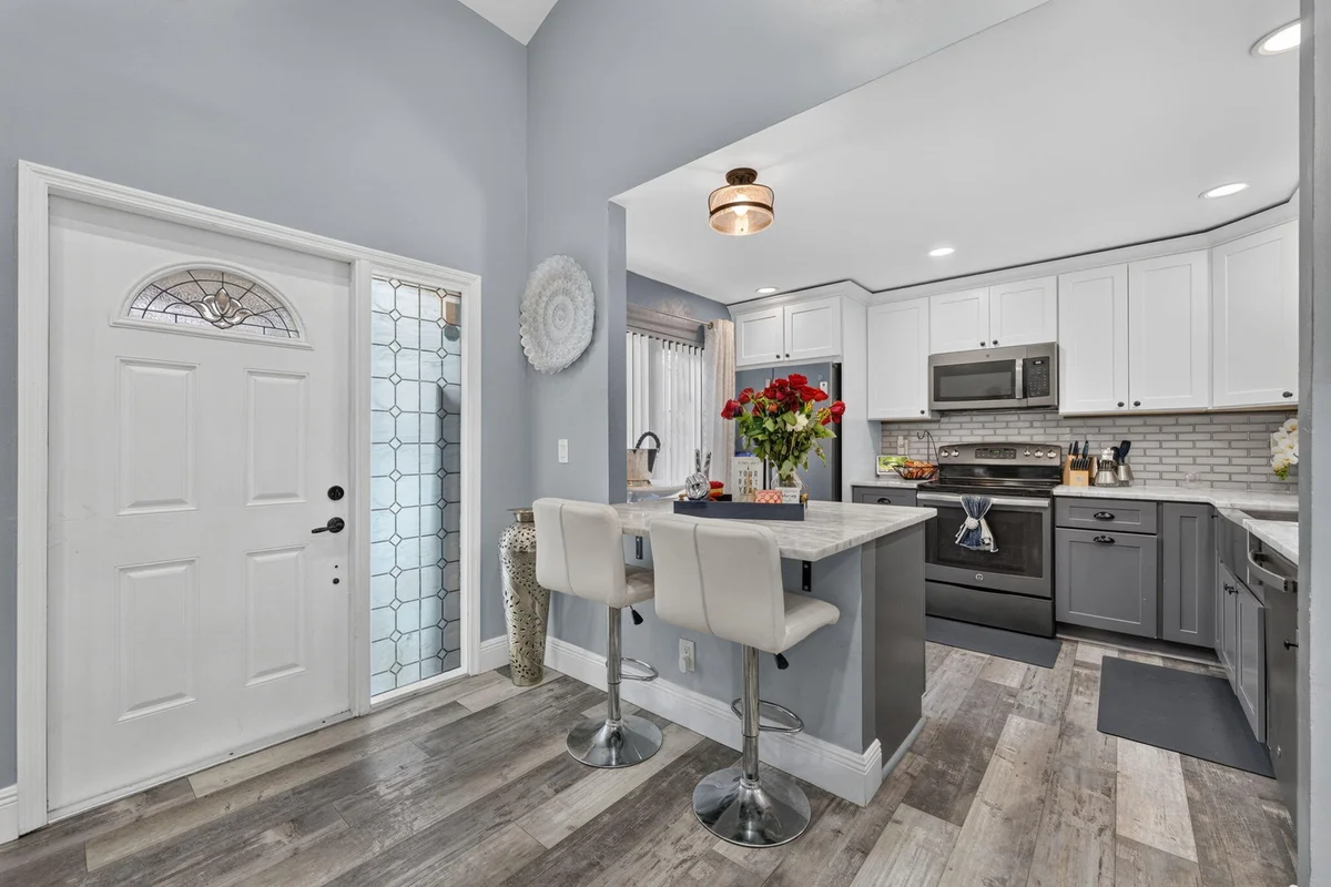 2242 NW 39th Ave, Coconut Creek: photo 1 of 32