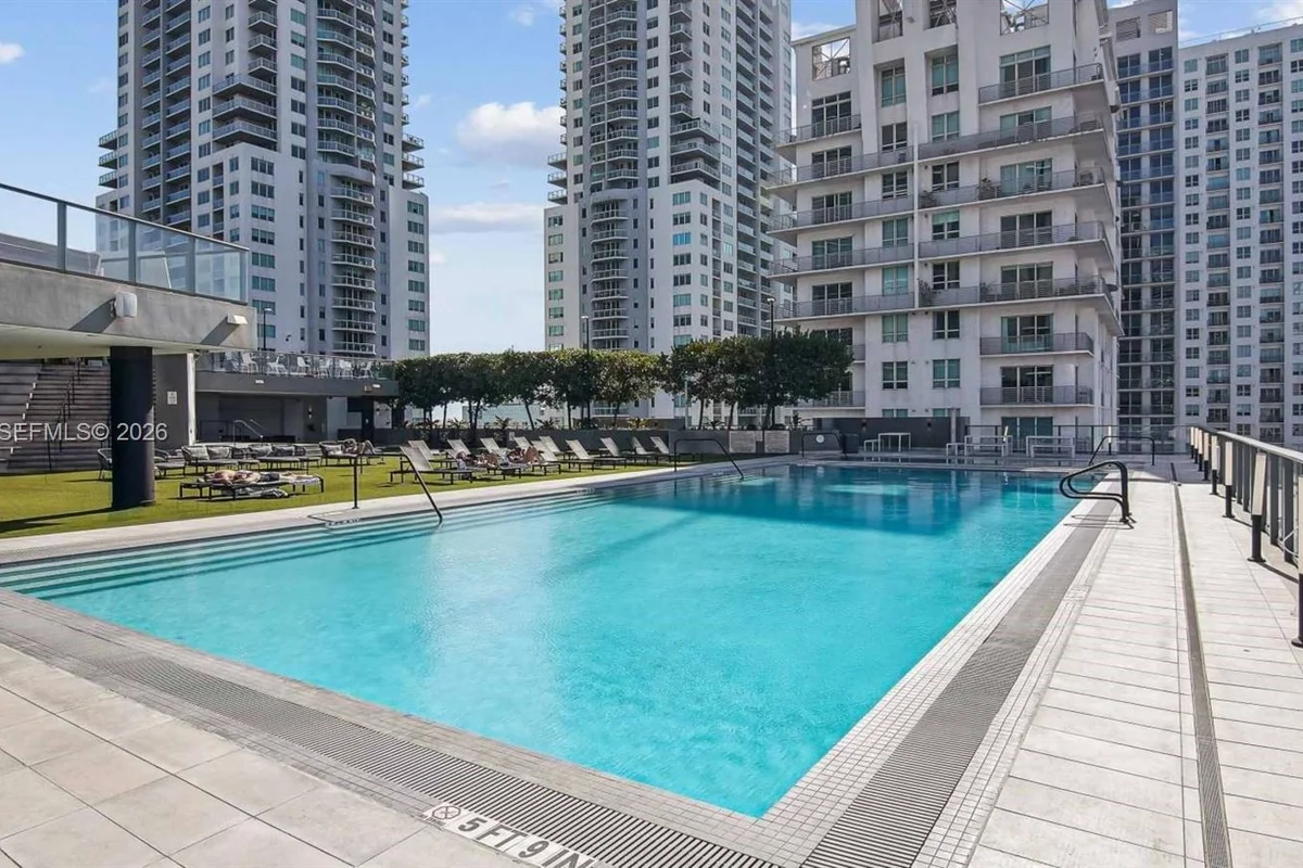 230 NE 4th St #J2, Miami: photo 1 of 34
