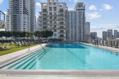 230 NE 4th St #C1, Miami: photo 1 of 34