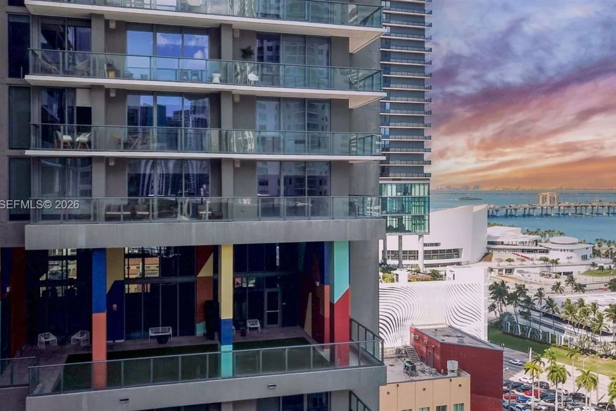 230 NE 4th St #B1, Miami: photo 1 of 34