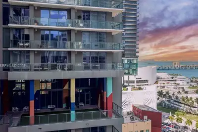 230 NE 4th St #B1, Miami: photo 1 of 34