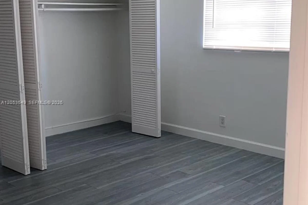 2300 Pierce St #4, Hollywood: photo 1 of 13