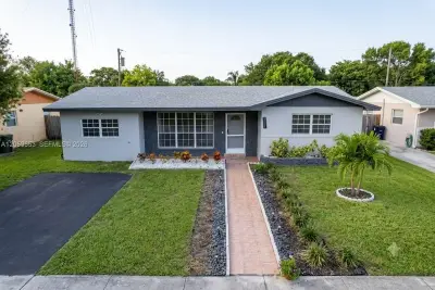351 NW 206th Ter, Miami Gardens: photo 1 of 15