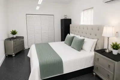 2323 Taft St #2, Hollywood: photo 1 of 5