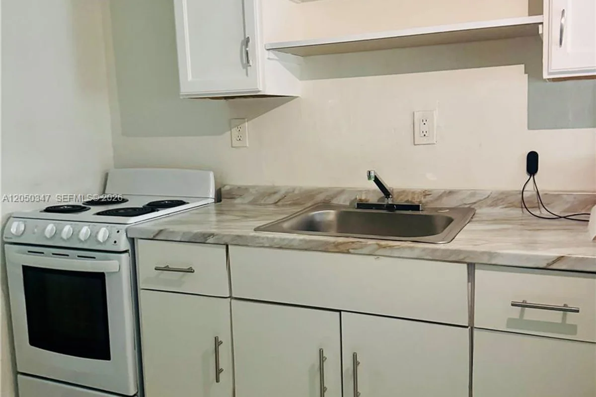 800 NW 56 St #3, Miami: photo 1 of 19