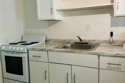 800 NW 56 St #3, Miami: photo 1 of 19