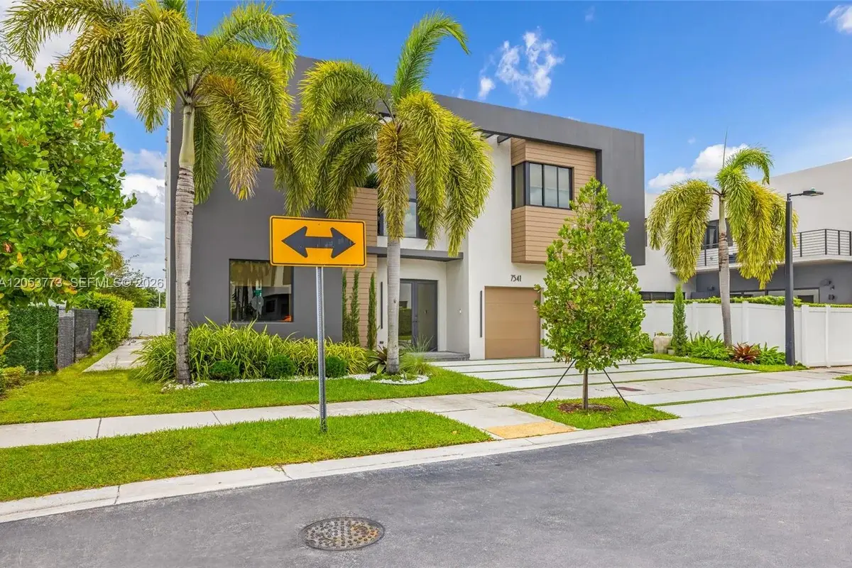 7541 NW 100th Ave, Doral: photo 1 of 68