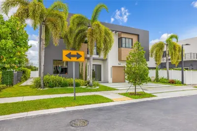 7541 NW 100th Ave, Doral: photo 1 of 68