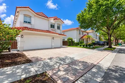 10873 NW 71st St, Doral: photo 1 of 54