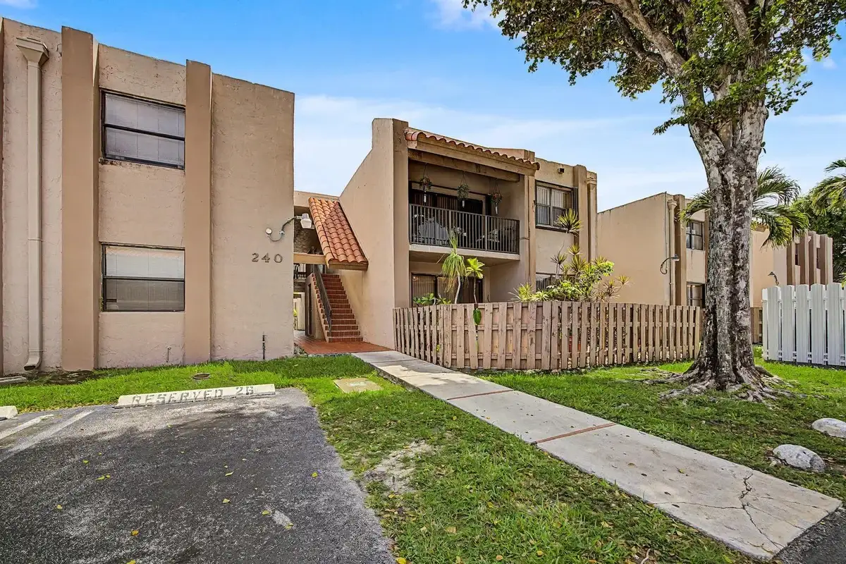 240 W Park Dr #201-4, Miami: photo 1 of 17