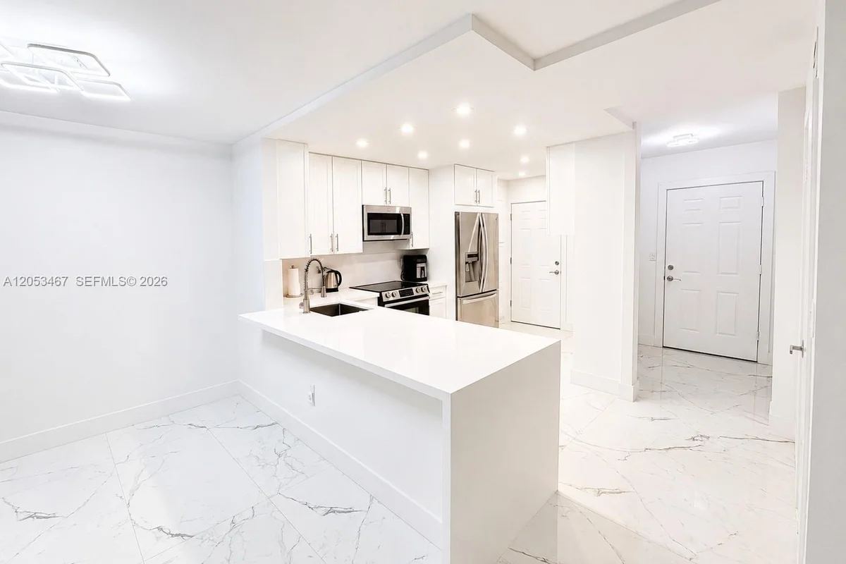 1750 NE 191st St #605-1, Miami: photo 1 of 26