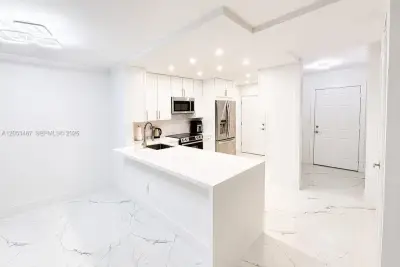 1750 NE 191st St #605-1, Miami: photo 1 of 26