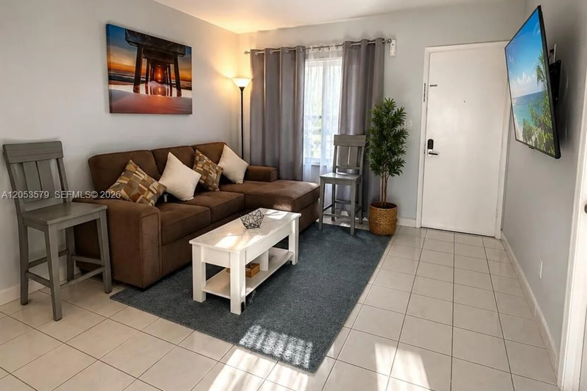 8615 NW 8th St #414, Miami: photo 1 of 12
