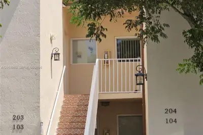 15721 SW 137th Ave #204, Miami: photo 1 of 4