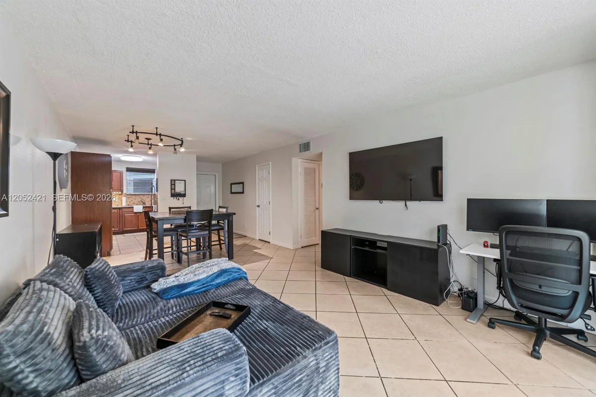 1400 Tallwood Ave #107, Hollywood: photo 1 of 30