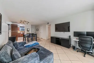 1400 Tallwood Ave #107, Hollywood: photo 1 of 30