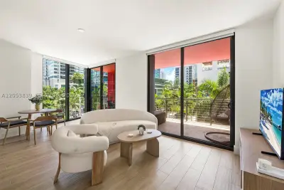90 NE 32 St #312, Miami: photo 1 of 36
