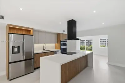 323 NW 104th Ter, Miami: photo 1 of 51