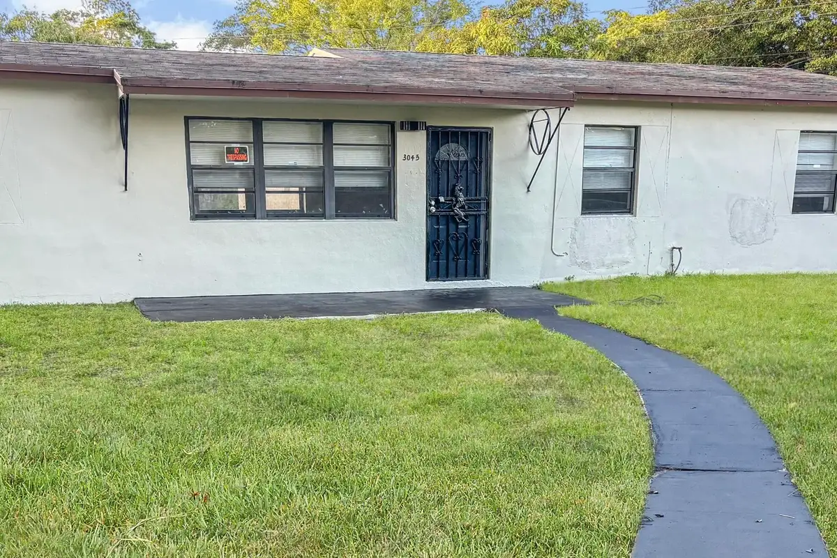 3045 NW 68th St NW, Miami: photo 1 of 10
