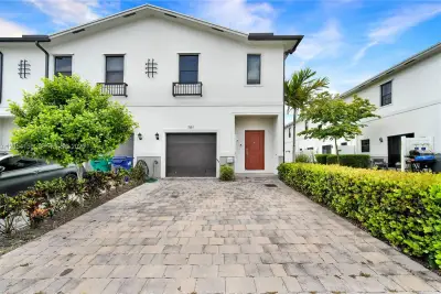 1161 SW 8th Ave, Florida City: photo 1 of 21