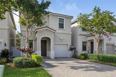 658 NE 193rd Ter, Miami: photo 1 of 21