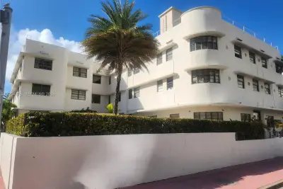 2700 Collins Ave #202, Miami Beach: photo 1 of 9