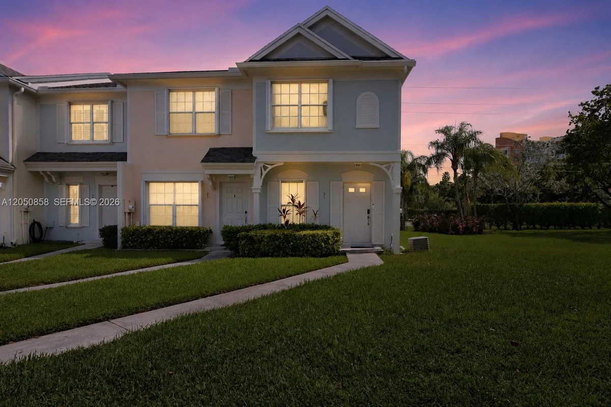 21 Simonton Cir, Weston: photo 1 of 20