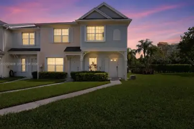 21 Simonton Cir, Weston: photo 1 of 20