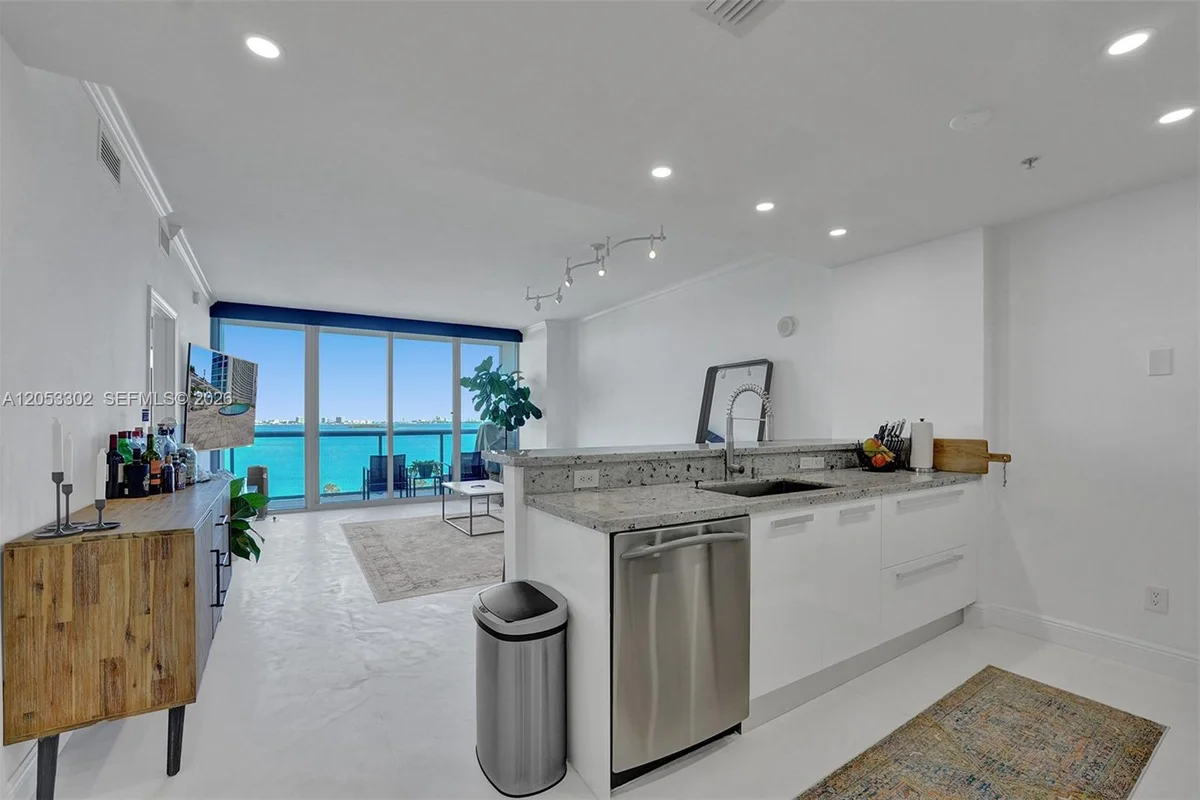 601 NE 36th St #811, Miami: photo 1 of 35
