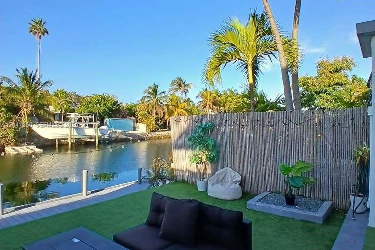 1937 NE 123rd St, North Miami: photo 1 of 12