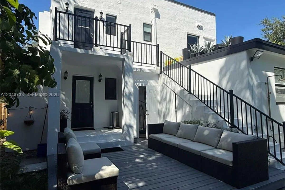 528 NE 70th St, Miami: photo 1 of 19