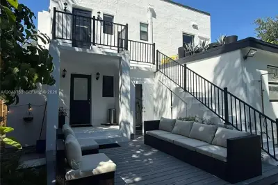 528 NE 70th St, Miami: photo 1 of 19