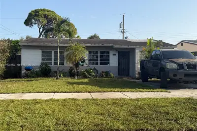 1828 NW 152nd St, Miami Gardens: photo 1 of 9