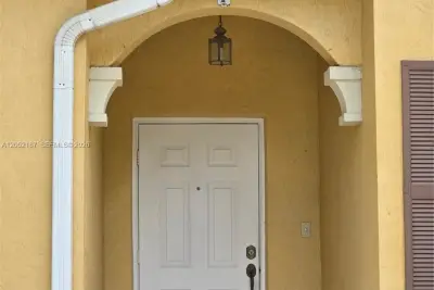 Townhouse in Doral: photo 1 of 13