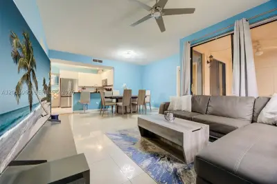 11856 NW 11th St, Pembroke Pines: photo 1 of 34