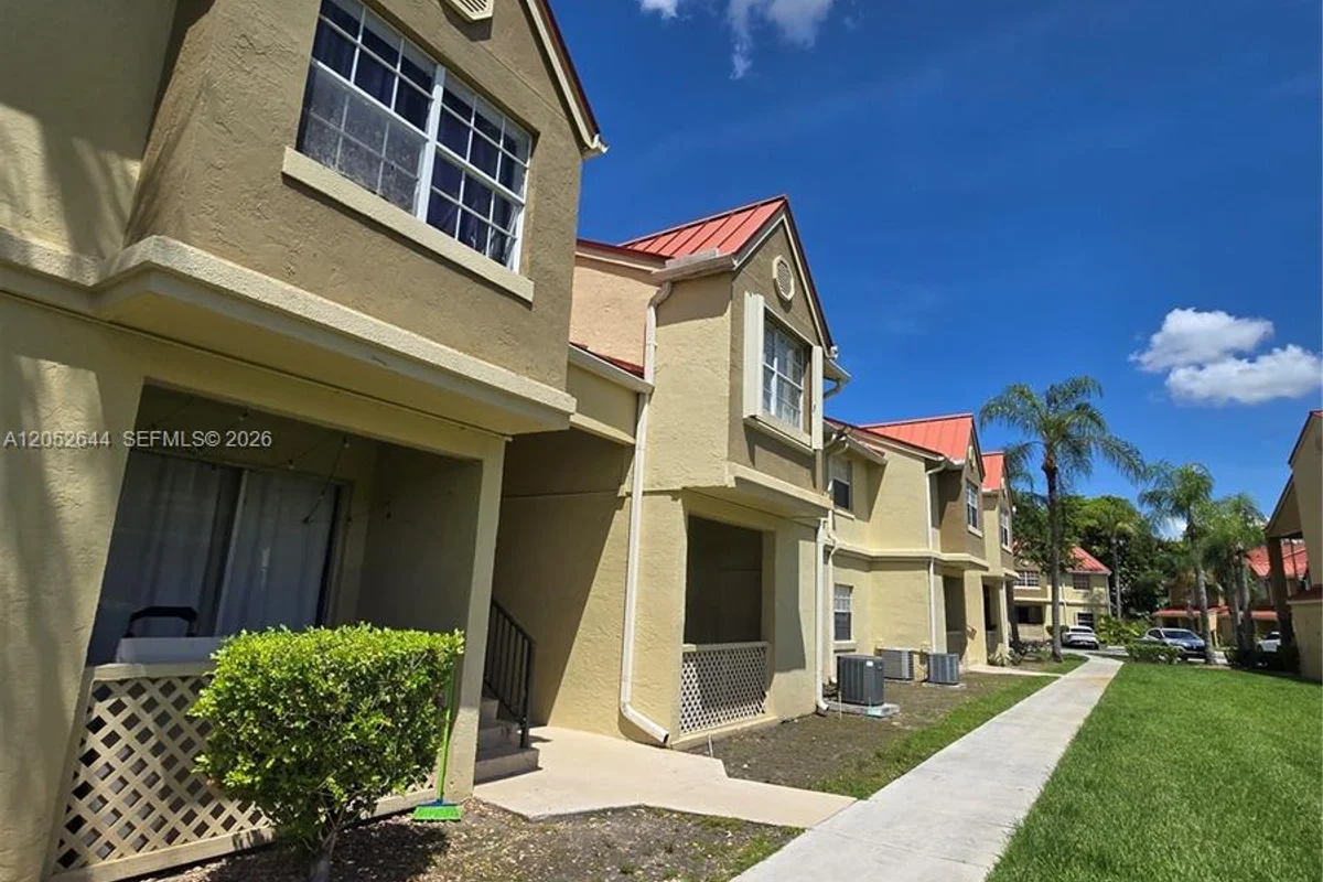 18324 NW 68th Ave #L, Hialeah: photo 1 of 11