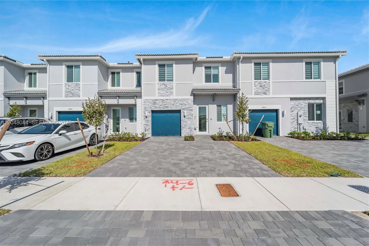 701 SE 13th St Cir, Homestead: photo 1 of 26