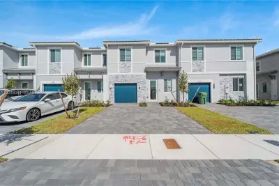701 SE 13th St Cir, Homestead: photo 1 of 26